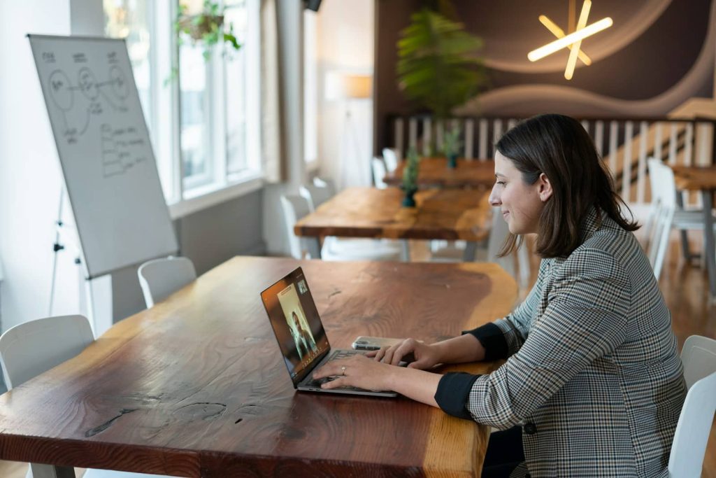 ormation en ligne ou présentiel avantages formation à distance pourquoi choisir le e-learning formation digitale MKDMY apprentissage en ligne vs présentiel formation flexible en ligne